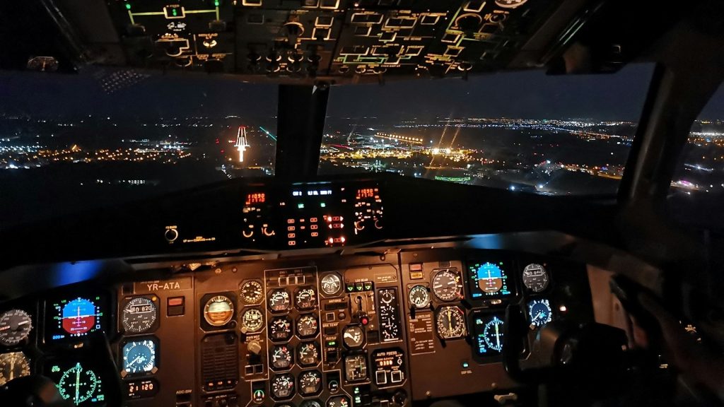 noćni pogled iz pilotske kabine zrakoplova