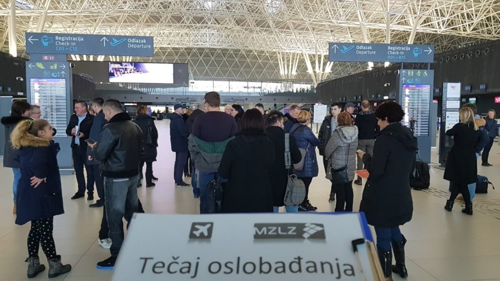 priprema putnika prije pregleda opreme u zrakoplovnoj luci